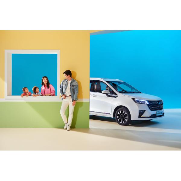 Wuling Jiachen Lithium Battery Hybrid Electric Car with 5-door 7-seat Body Structure