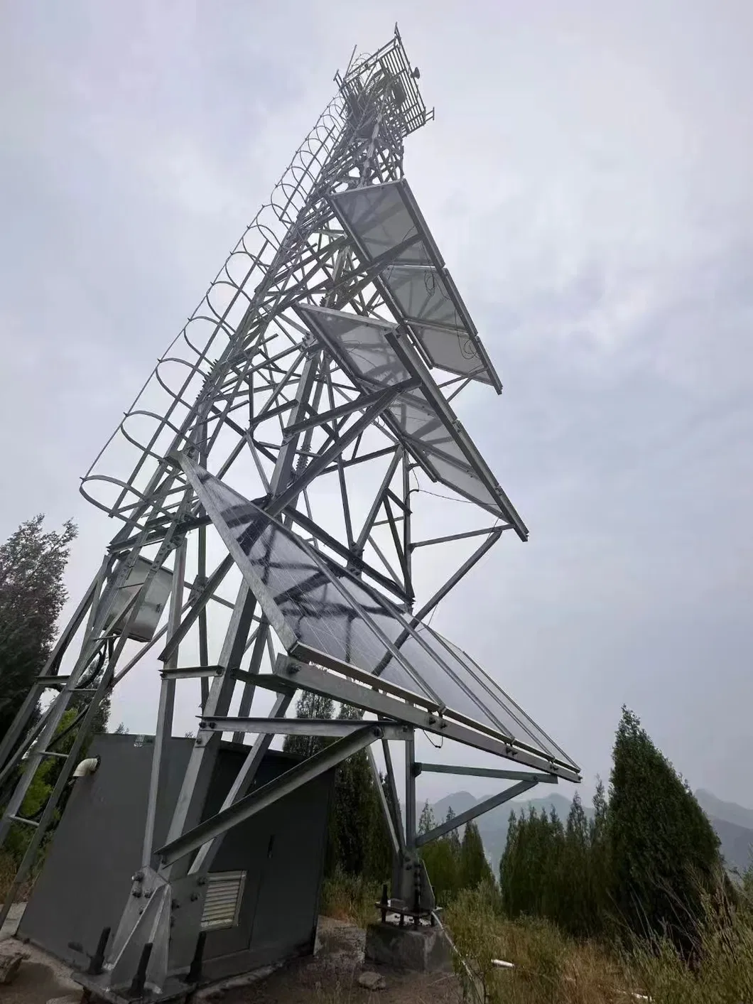 Solar Powered Antenna Tower Self Supporting Galvanized 20 30 40M 4G 5G Off Grid Telecom Mast