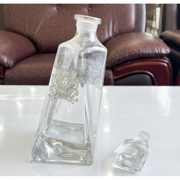 23oz Lead-Free Crystal Triangular Whiskey Decanter Exquisite Design and Craftsmanship