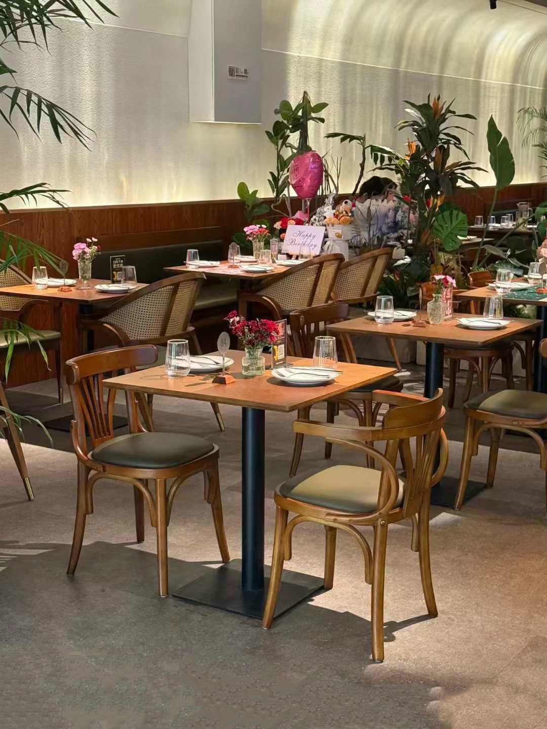 Solid Wood Leather Cafe Chair with Modern Design and Customizable Options for Restaurants