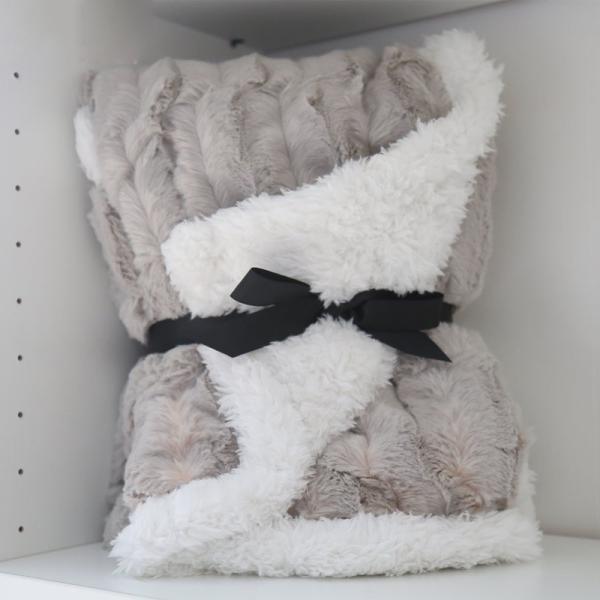 Queen Size Faux Fur Sherpa Blanket , Double Sided Pv Fleece Blanket Warm And Soft