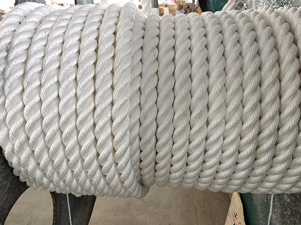White Braided 3 Strand Twisted Rope With Wooden Reel Meets US Standards