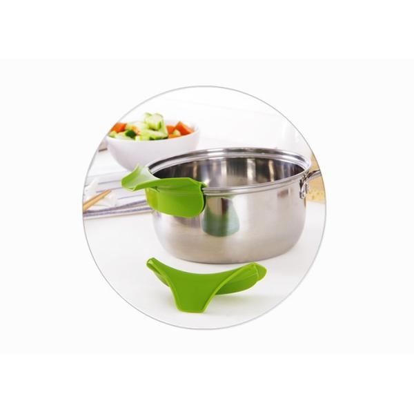 Multi Function Silicone Kitchen Gadgets / Silicone Slip On Spout Pourer