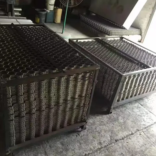 Heat Resistant SS304 Stainless Steel Wire Mesh with 40*40mm 50*50mm Hole Size for Boiler Applications