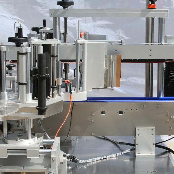 Self Adhensive Square Bottle Labeling Machine Imported Servo Motor Control