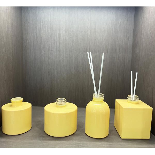 Body Material Glass Aromatherapy Bottles for Spot Round Colored Empty Reed Bottles