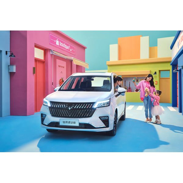 Wuling Jiachen Lithium Battery Hybrid Electric Car with 5-door 7-seat Body Structure