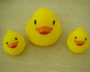 China Small Baby Shower Rubber Duck Family Bath Set , Floatable Promotional Rubber Ducks  on sale