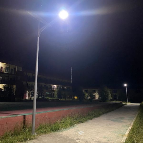 LED Solar Street Light With Self-Cleaning Panel Anti-Dust for Hospital Perimeter Roads
