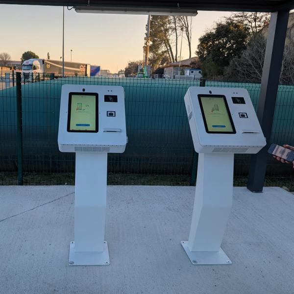 Restaurant Ordering Outdoor Self-service Kiosk PCAP Touch Screen Self-service Kiosk 15.6 Inch Self-service Pos System