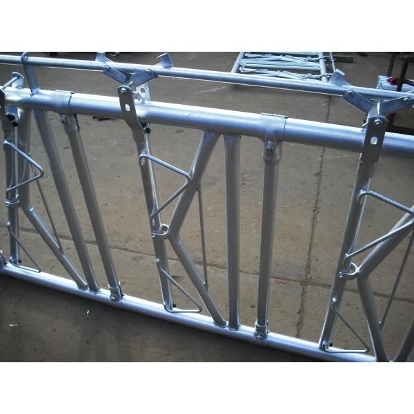 High Strength Fence Line Hay Feeder , Steel Headlocks For Beef Cattle