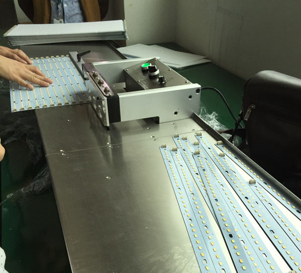 PCB Depaneling Machine 2.4M Stainless Steel Platform For T8 Tube PCB Depaneler