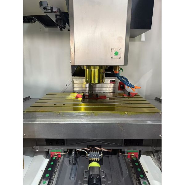 VMC650 Multi Axis CNC Machine Center 8000 RPM Belt Drive BT40 Taper Vertical Milling System