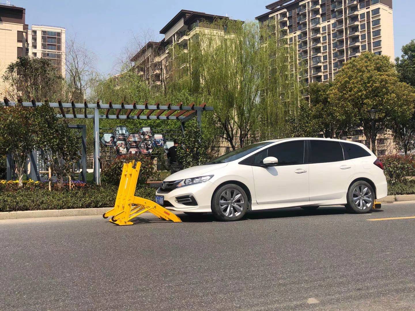 Low Speed Road 25KG Mobile Vehicle Barrier With Rubber Wheels