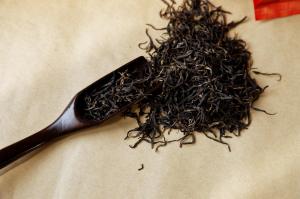 China Tender Shape Natural Organic Black Tea No Shred With One Or Two Leaves on sale