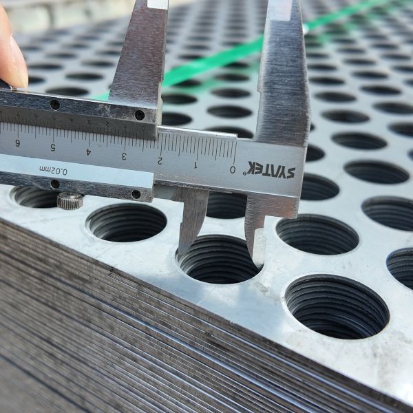 Large Hole Q235 Perforated Steel Fence Galvanized 1000×2000mm