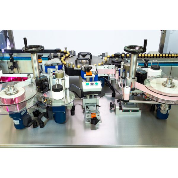 750pcs/min Three Point Positioning Round Bottle Labeling Machine