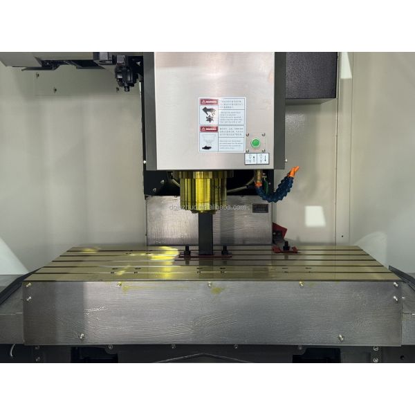 VMC650 Multi Axis CNC Machine Center 8000 RPM Belt Drive BT40 Taper Vertical Milling System
