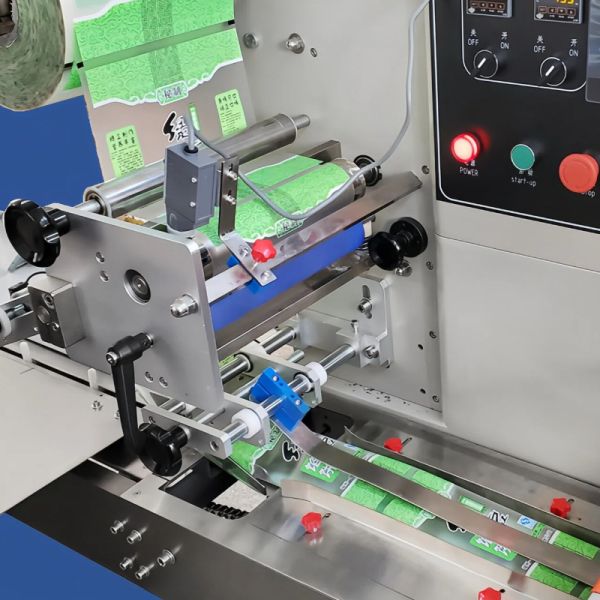 2.4KW Horizontal Pillow Packing Machine 304 Stainless Pillow Packaging Machine 220V
