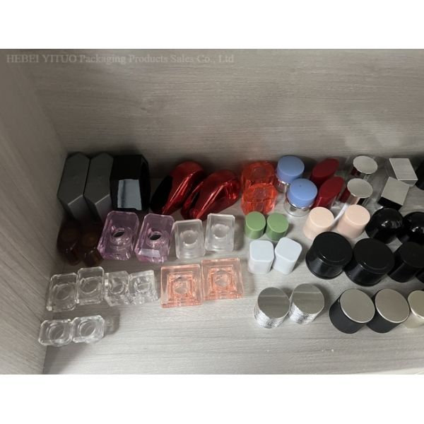 Electroplated PP Plastic Material Perfume Bottle Tops Silvery Square Shape