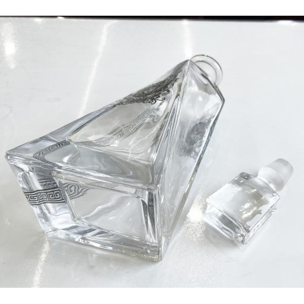 23oz Lead-Free Crystal Triangular Whiskey Decanter Exquisite Design and Craftsmanship
