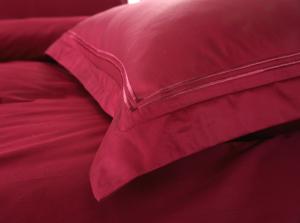 China Red Home Textile Products King / Queen Bed Sheet Sets Good Moisture Absorption on sale