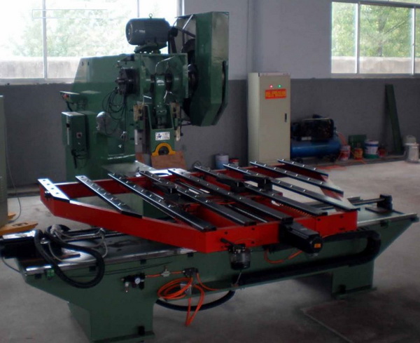 CNC Sheet Metal Punching Machine High Efficiency With Feeding Platform