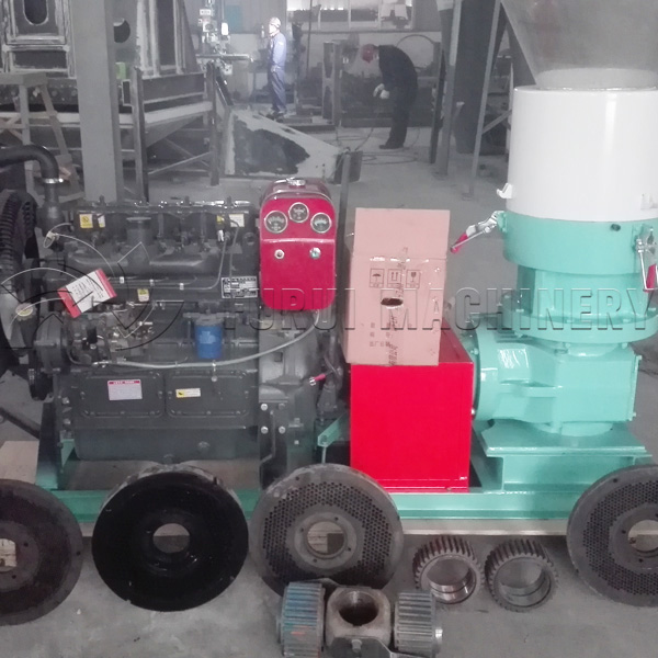 Diesel Powered Pellet Mill Livestock Feed Pellet Machine Low Noisy 1 Year Warranty