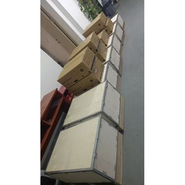 All-in-one vertical stackable solar storage system with 5kWh Lifepo4 lithium batteries for smart and scalable home energy solutions.