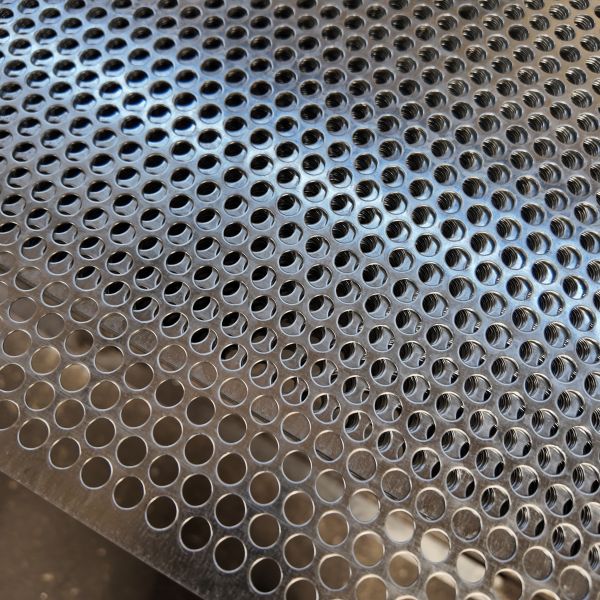 Galvanized Perforated Mesh Iron Art Fence with 3mm Hole Diameter