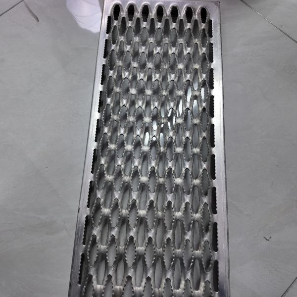 Anti Slip Strip Grip Strut Safety Grating Galvanized Material Customizable Sizes