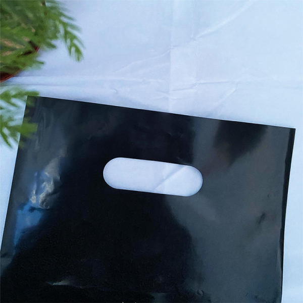 Customized black polyethylene plastic T-shirt bag with four-finger flat pockets, suitable for supermarket, clothing and shoe store logo printing