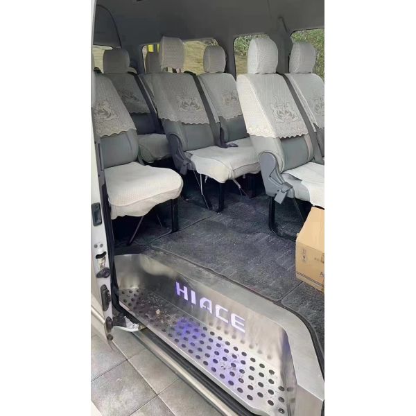 2018 Year 13 Seats Used Mini Bus With Front Engine Toyota Hiace Bus With High Roof