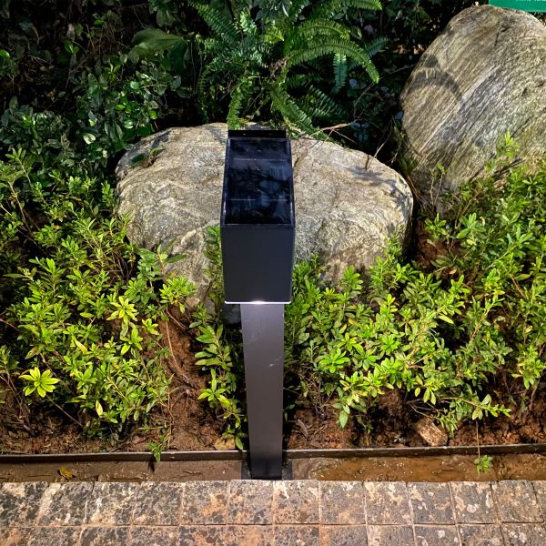 Backyard Solar Pathway Bollard Light Metal Rustproof Decorative Solar Lawn Lights