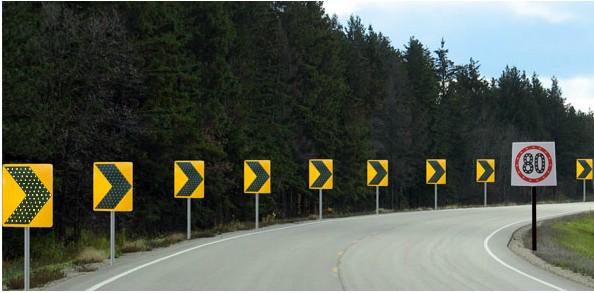 High Luminance Aluminum 900mm 18V Solar Chevron Sign With Pole