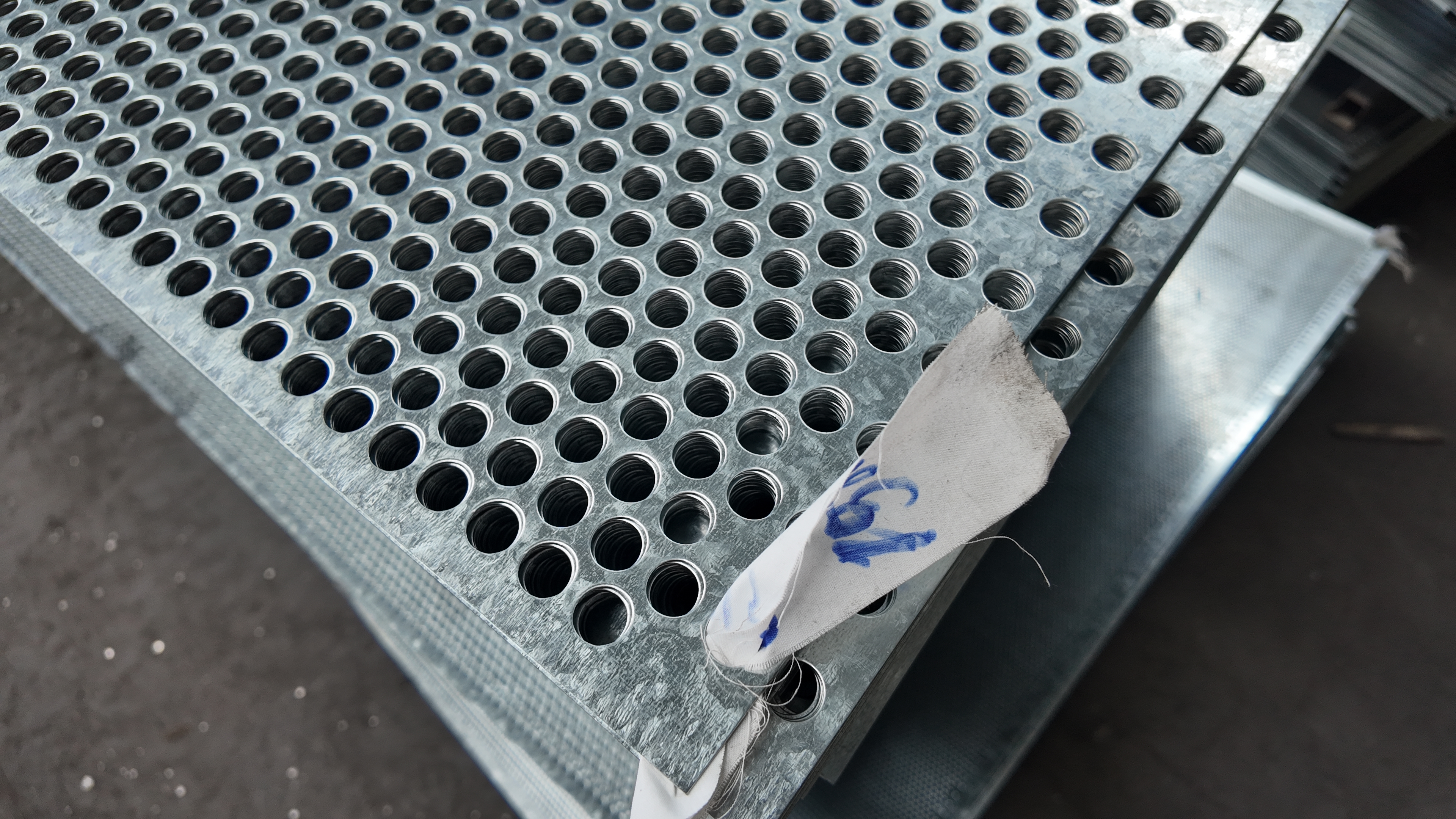 Custom Size Galvanized Round Hole Perforated Metal Sheet