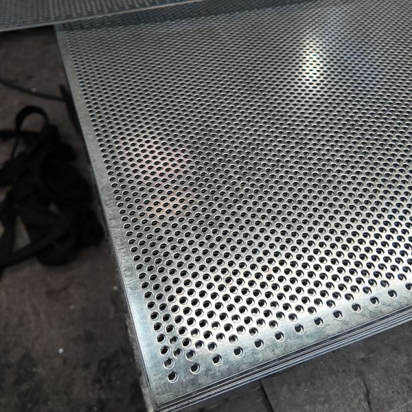 Galvanized Perforated Mesh Iron Art Fence with 3mm Hole Diameter