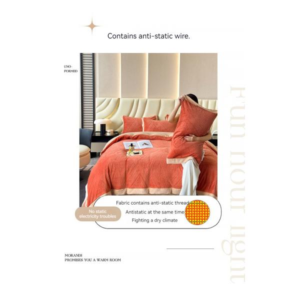 100% Polyester Fabric Winter Bedding Set Design with Luxury Bed and King Size Comforter