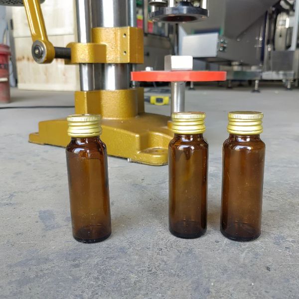 0.37kw Semi Automatic Capping Machine 1200b/h Wine Bottle Screw Cap Machine Customized
