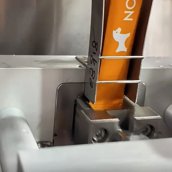 Semi Fluid Filling Packing Machine Custom Round Corner Back Sealing Machine For Syrup Honey