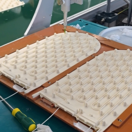 Glue Dispensing Robot Featuring Automatic Silicone Dispensing and Programmable Movement for Food Warm Keeping Board Production