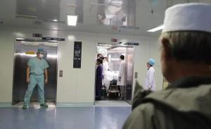China 21 - 27 Persons Hospital Bed Elevator Fuji VVVF Drive Medical Stretcher Lift on sale