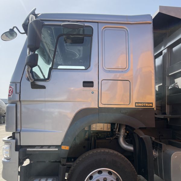Powerful Sinotruk Howo Dump Truck 375 Right Hand Drive Tipper Truck 21-30T 351-450hp