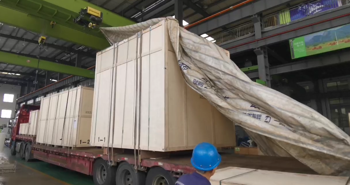 Unidirectional or bidirectional high temperature and pressure sintering furnace for material high-density processing