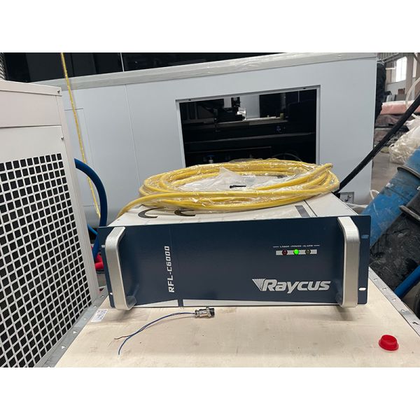 Metal CNC Fiber Laser Cutting Machine 2kw 3kw 4kw 6kw With Rotary