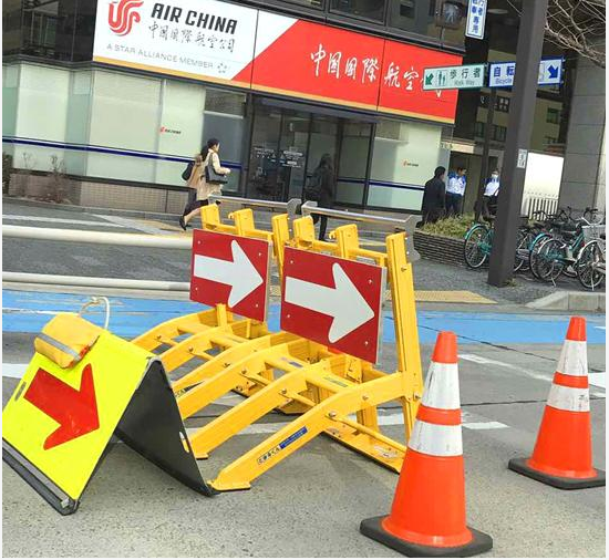 LED Arrow Collapsible Vehicle Interception Barrier Yellow