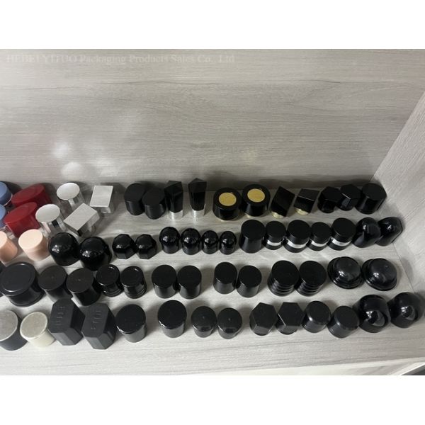 Electroplated PP Plastic Material Perfume Bottle Tops Silvery Square Shape
