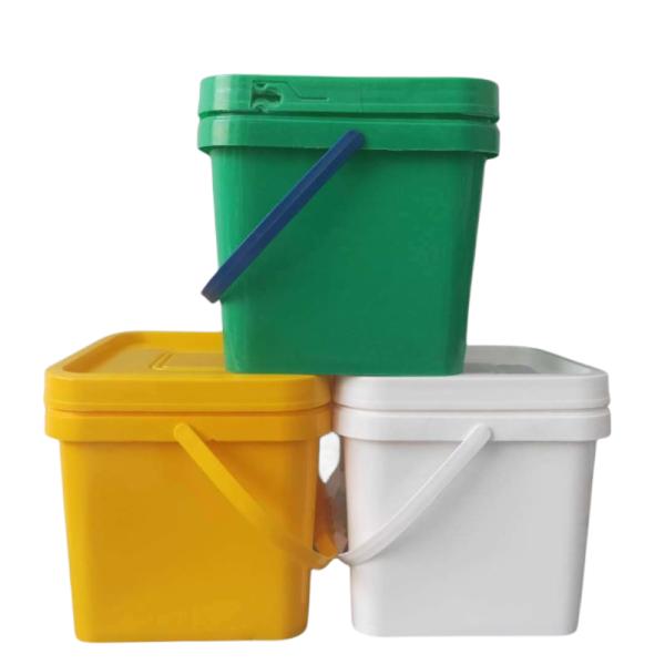 Easy-opening plastic bucket for storing ice cream transparent and freezer-friendly