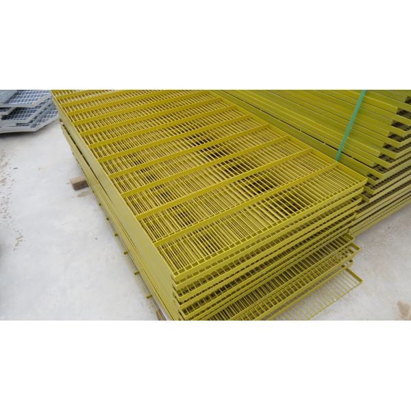 Chicken cage fence