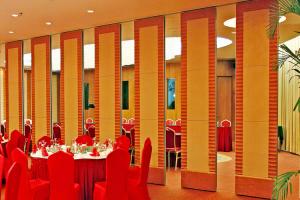 China Restaurant Movable Wooden Soundproof Folding Sliding Partition Walls Malaysia on sale